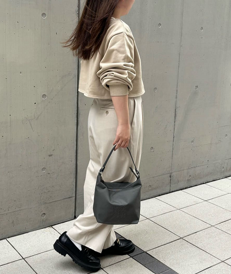 身長：160cm

大人気の巾着ショルダーに新色が登場！
夏のコーディネートにピッタリな『ストライプカゴ巾着ショルダーバッグ』
カジュアルスタイルに大人の遊び心をプラスしてくれるデザイン。
ポリエステル素材で軽く、お出かけや行楽に最適、ママバッグとして運動会や遠足などの行事にも活躍します。
軽やかなストライプ柄がどんなスタイルにもマッチし、レジャーシーンを華やかに彩ります。

この季節に活躍するTシャツ(ホワイト)も、着心地のよい素材で1枚でも、ジャケットなどのインナーにもおすすめの一着。
首があまり開きすぎていないので、上半身をスッキリ見せてくれます。
Tシャツでも上質素材できちんと見えするので、骨格ストレートの方にオススメです。