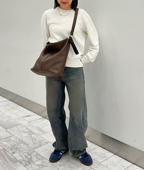 身長：160cm

◆ソフトレザーワンショルダーバッグ
着用カラー:ブラウン

A4サイズも収納できる大きさで
日常や通勤、通学にもおすすめです！

こっくりとしたブラウンカラーがコーデの
アクセントにも◎

結び目を変えると手持ちスタイルやワンショルダーにも◎

◆ ソフトレザーノットチャーム
着用カラー:ブラック

アクセサリー感覚で、バッグのアクセントにつけても素敵です♪