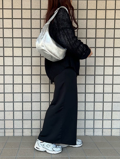 身長：152cm

着用カラー：シルバー

店頭でもWEBでも大人気のラウンショルダー。
着用しているのはミニショルダーのサイズです！

ベルトの長さの調節次第で
持ち方を変えていただけます。

見た目は小さめですが、
意外にも入るところが嬉しいポイント◎
500mlのペットボトルも横にしていただければ
収納も可能です！

シルバーはこれからの季節にも
爽やかに持てて、
小物にシルバーも持ってくるだけで
こなれ感も演出できます！