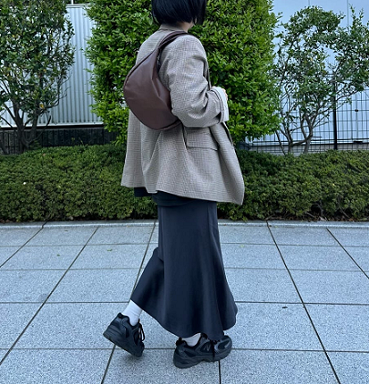 身長：158cm

着用カラー:ダークブラウン

ブラウン系アイテムとの相性抜群なダークブラウン◎