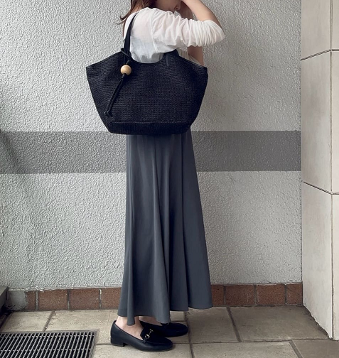 身長：160cm

【russet×BEARDSLEYコラボ第２弾】カゴトートバッグ！

着用カラーはブラックです。

第一弾が大好評だったBEARDSLEYコラボ企画♡

夏に活躍してくれるラフィア風素材のアイテムで第二弾が発売決定！

ナイロン素材で編み上げたカゴ風のトートバッグは、A4サイズも収納可能。

軽さとしなやかさ、撥水性を兼ね備えているので、雨の日でも気兼ねなく使えます！

付属のウッドモチーフのチャームは取り外しができます！

檜製なので、使いはじめはほんのりナチュラルな香りがお楽しみいただけます。

普段使いはもちろん、一泊旅行などにも活躍してくれそう！

おしゃれなママバッグとしても活用いただけます！

母の日ギフトにもオススメです♡