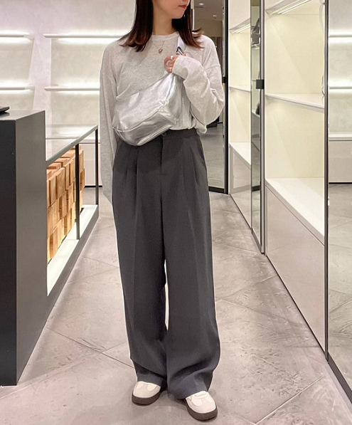 身長：159cm

 【名品】ソフトレザーラウンドショルダーバッグ［silver］
着用カラー:シルバー

明るすぎてぼやけないよう、パンツはグレーをチョイス。
シルバーがアクセントとなりキレイにまとまります◎