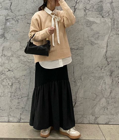 身長：156cm

カラー：ブラック(Black)

ゴールドパーツが目を引くデザイン♡
ショルダーベルト付きで斜め掛けも可能◎

コンパクトなサイズ感で
小柄な方でもバランス良く持てます！