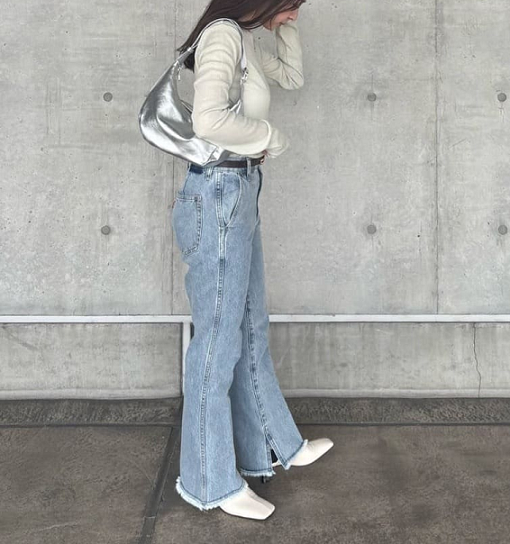 身長：152cm

◆ソフトレザーラウンドショルダーバッグ
◆Silver/シルバー


大人気ラウンドショルダーバッグのシルバーver。
いつもブラックのバッグを選ばれる方へ、このミニサイズバッグでいつもと違うコーディネートに仕上げてみませんか？♫