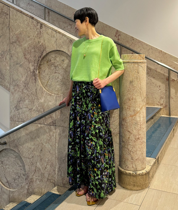 ニットのグリーンとスカートのプリントをリンクさせたカラーコーディネート。色×柄の組み合わせもブラックをベースにすることで派手になりすぎず、取り入れやすいのでおすすめです。肌触り抜群のニットは気になる二の腕が隠れる五分袖で今の時期にぴったり！程よいゆとりでどんなボトムスともバランスよく着ていただけます。

ニット：着用サイズ/2(M)
スカート：着用サイズ/2(M)
身長:158cm