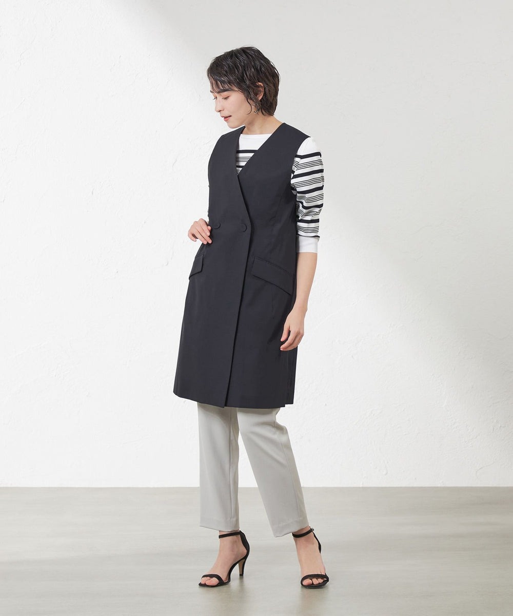 サッと羽織るだけで、スタイリングの幅が広がるノーカラーのジレです。合わせを深くすることで開けて着た時も大人っぽい表情に。裏地を無くして軽く仕立て、共布し使用したくるみ釦で落ちついた印象に仕上げました。