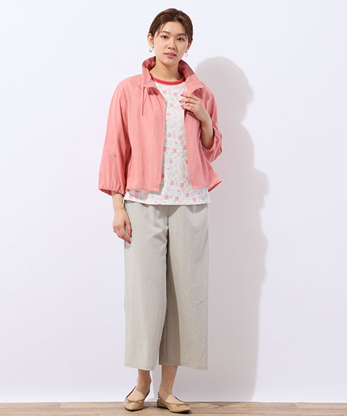 コーラルオレンジのショートブルゾンとTシャツで楽しむ甘カジュアルスタイル