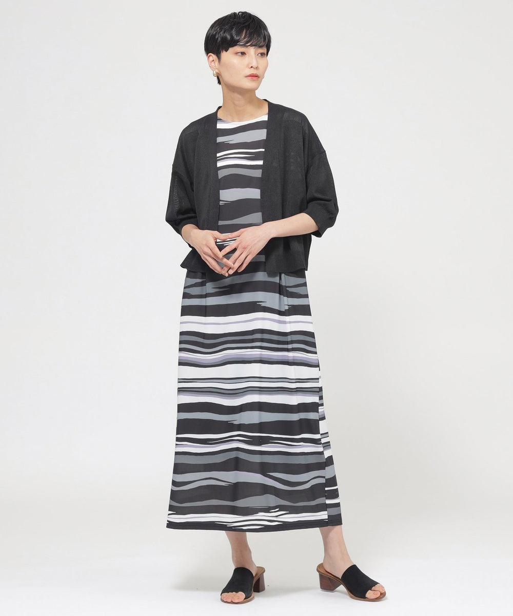 素肌に心地よい滑らかな肌触りが特徴のハイテンション素材。接触冷感機能とUV対策機能付きで、夏まで重宝する素材です。体の動きを邪魔しない、適度なストレッチ性があります。今回は今までにないアニマルを思わせるタイガーボーダーのプリントを、派手過ぎない色の構成で仕上げました。