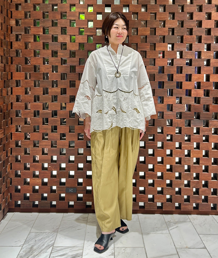 高密度コットンリネンのブロード素材にフラワーモチーフのオリジナル刺しゅうを施したボザムシャツ。スカラップレースから肌が透けて見えることでセンシュアルな軽やかさを演出。

ブラウス：着用サイズ/2(M)
パンツ：着用サイズ/2(M)
身長:160cm