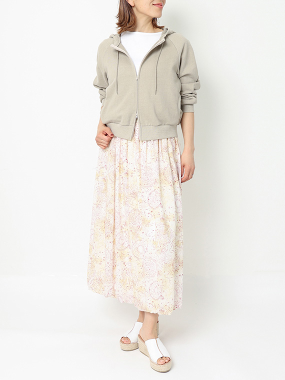 やさしくやわらかな雰囲気のベージュ系の星座プリントスカートを、洗いざらしのヴィンテージ感のある短め丈のパーカーとコーディネートして、大人のカジュアルスタイルの完成です。
モデル身長：162cm