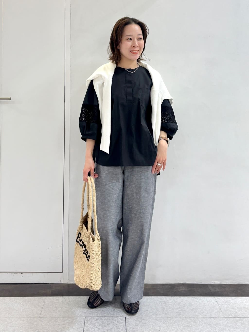 トップスは薄手でしなやかな素材です。ブラックは透け感がほとんどないため、インナーを気にせず着用出来ます。
サイズ：ヒップが隠れる着丈のため、小柄さんなら細身～ストレートパンツと合わせやすいデザインです。