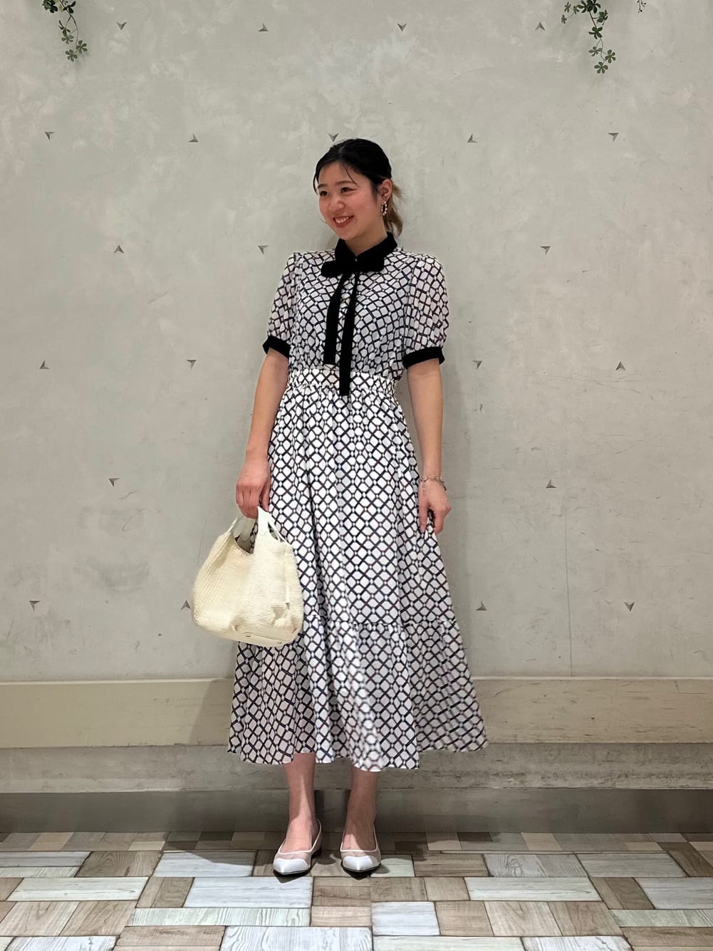 《ロープリングプリントワンピース》

幾何学のチェック柄が1枚で着ていただいても華やかな印象になります♪

この時期に嬉しいポリエステル素材なので
サラッと軽やかになり、羽織で色々なシーンに役立つのでおすすめです！

ハイウエストでベルトなしでもスッキリなシルエットです♪
足元に切替があるので動きが上品にでるのが特徴です♪

※リボンは取り外し可能です✨

スタッフ身長　163㎝