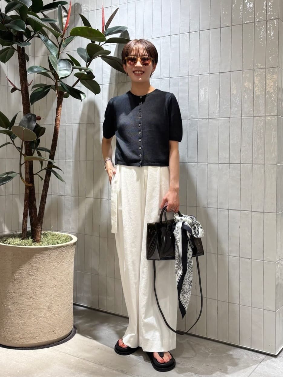 ◼︎ハイゲージペーパーヤーンカーディガン
¥24,200（税込）
Col. Blue / Camel / Black
Size: Free（02）

ドライタッチの“ペーパーヤーン”素材が涼しげで、軽やかな着心地◎
小粒の貝ボタンやコンパクトな五分袖で、こなれ感たっぷり！
ワイドパンツやスカート、ワンピースにも好相性で着回し力抜群。
冷房対策にも頼れる一枚です。

◼︎シェルタリングタックワイドパンツ
¥27,500（税込）
Col. White / Beige / Blue
Size: 01 / 02

吸水・速乾で、暑い季節も快適！
綿麻ミックスの上品な風合いが魅力のワイドパンツ。
高めウエスト＆ストレートシルエットで脚長効果も◎
Tシャツにもブラウスにもハマる万能アイテムです！

※着用サイズ1

スタッフ身長　155㎝