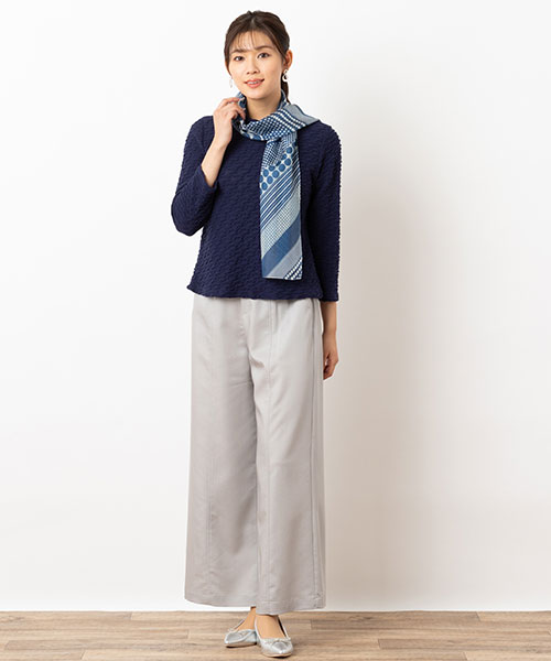 リラックス感のあるワイドパンツのコーディネート。シルクストールを巻いてアクセントにしました。
