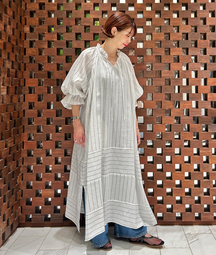 イタリア NALYA社で開発されたタテ糸にナイロン、横糸にレーヨンとリネンを用いた複合のボーダー素材を使用したワンピース。リネンのナチュラルな風合いとナイロンの軽やかさを兼ね備えた今の気分にぴったりの一着。フェミニンなボリュームスリーブとストライプ柄の切り替えがポイントに。深めのサイドスリットがあることでパンツとのレイヤードが楽しめます。

ワンピース：着用サイズ/2(M)
パンツ：着用サイズ/2(M)
身長:164cm