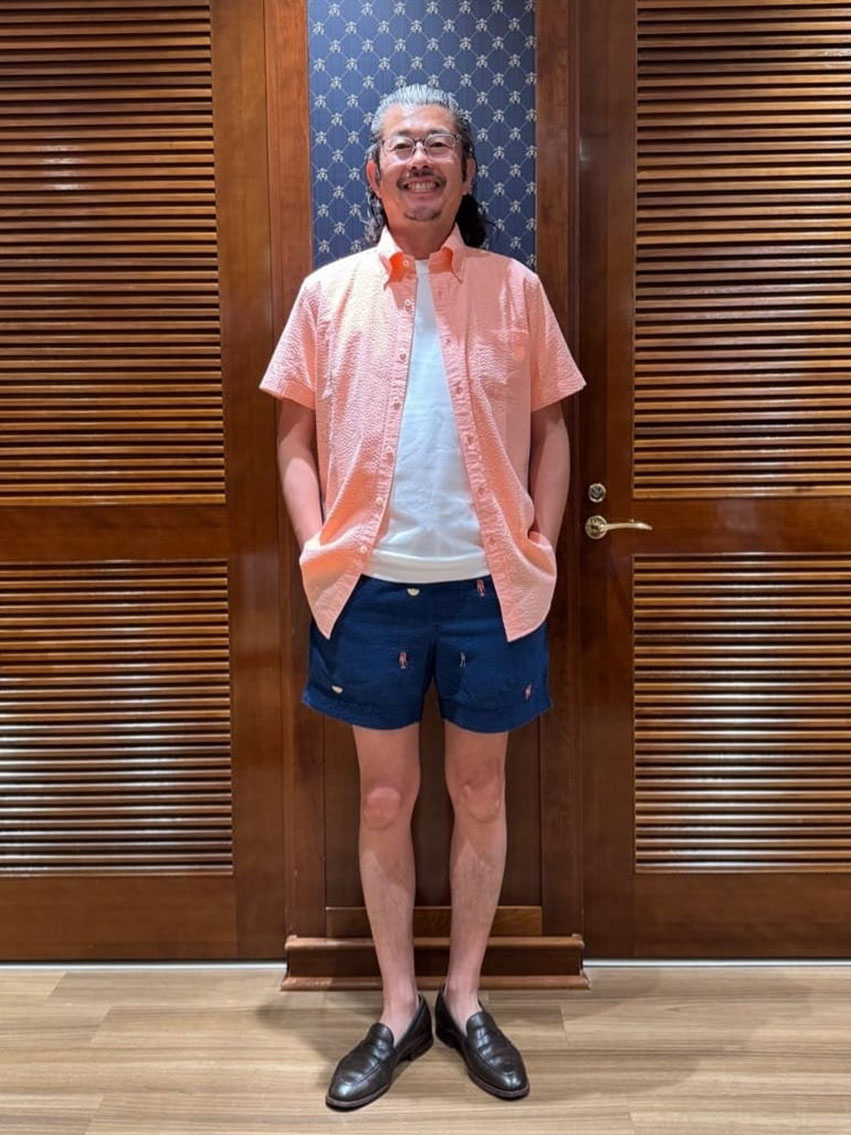 褐色の良いオレンジのコットンシアサッカーシャツをコーディネートしました。

インナーにホワイトのスムースコットンTシャツ、ボトムスはシャツ同様のシアサッカーエンブロイダリーショートパンツで合わせたプレッピースタイルに。

これからのシーズンに最適なシアサッカーを着用して快適な時間をお過ごしください。

 スタッフ身長：175cm シャツ着用サイズ：S Tシャツ着用サイズ：S パンツ着用サイズ：M

掲載商品以外は私物です。