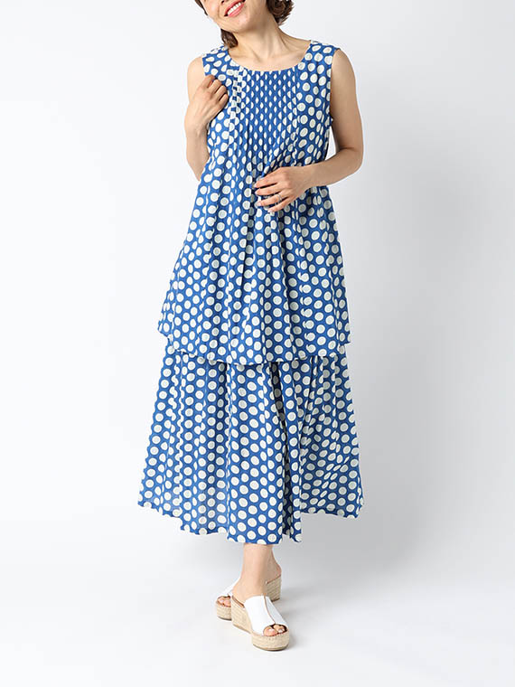 手描き風のドット柄は、ドットの大きさ・カラー・抜け感のある絶妙な間隔のすべてがタバサっぽくて素敵！胸元の細かく繊細なタックもタバサらしいチュニックは、スカートとのセットアップがおすすめです。
モデル身長：162cm