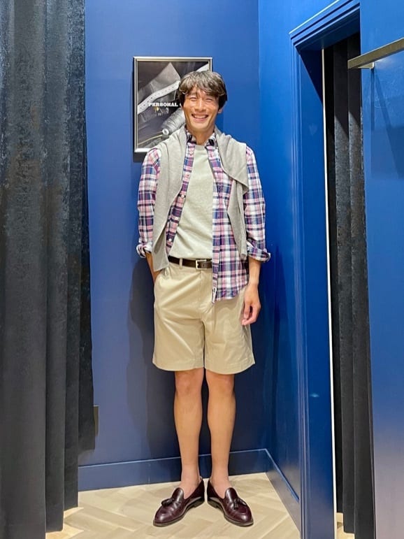 初夏のリラックススタイルです。

マドラスチェックのシャツに、無地カーキ色のショーツで大人らしくシンプルに合わせています。

インナーはグレーのコットンピケTシャツに、同系色のリネンカーディガンを肩掛けし程よく抜け感を演出しております。

 スタッフ身長：180cm シャツ着用サイズ： カーディガン着用サイズ：M Tシャツ着用サイズ：M パンツ着用サイズ：32インチ

掲載商品以外は私物です。