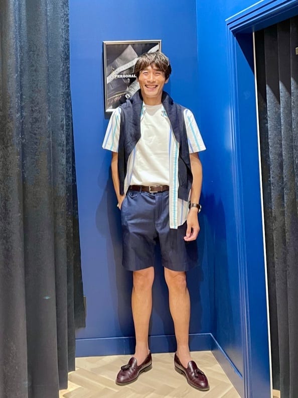 半袖のポプリンフライデーシャツに、紺色リネンショーツを合わせ清涼感を演出しております。

インナーはカノコのTシャツに、紺色のリネンカーディガンを肩掛けしパンツと合わせております。

 スタッフ身長：180cm 
シャツ着用サイズ：M 
カーディガン着用サイズ：M 
Tシャツ着用サイズ：M 
パンツ着用サイズ：32インチ

掲載商品以外は私物です。