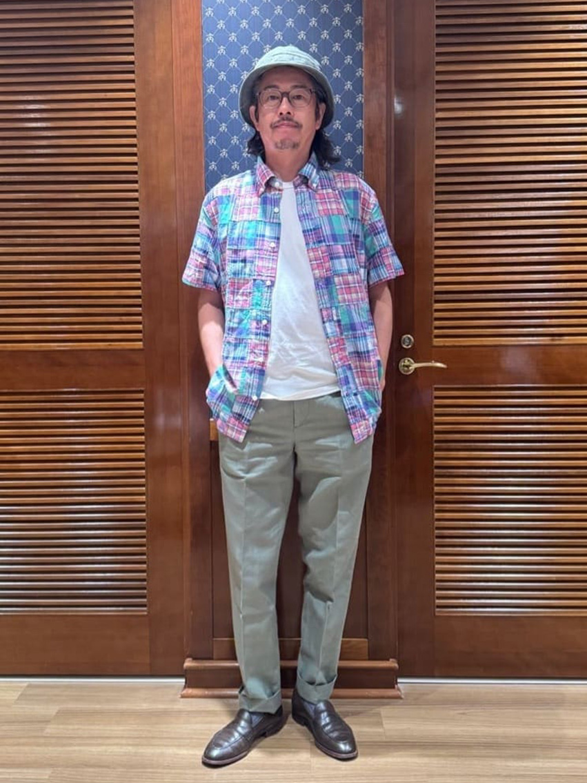 コットンマドラスパッチワークシャツをコーディネートしました。

インナーにホワイトの滑らかスムースコットンTシャツ、ボトムスはカーキのリネン/コットンパンツと同色のリネンハットをチョイスしました。

マドラスパッチワークシャツはトラッドを代表するアイテム！
これからのシーズンには欠かせない一着です。
カラフルなカラーをお楽しみください。

スタッフ身長：175cm シャツ着用サイズ：M Tシャツ着用サイズ：M パンツ着用サイズ：31インチ

掲載商品以外は私物です。