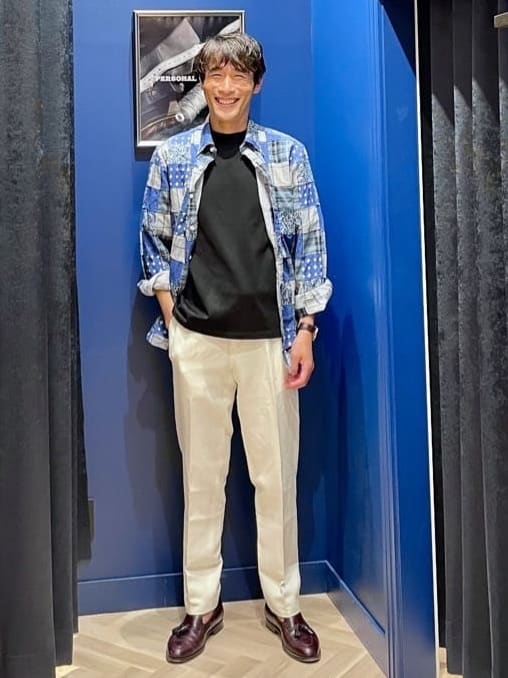 マドラスパッチワークのシャツに、白のコットンリネンパンツで夏らしい装いです。

インナーは黒色の新作ヘビーウェイトティーシャツに、左裾に羊のマークが愛くるしいです。

 スタッフ身長：180cm シャツ着用サイズ：M Tシャツ着用サイズ：M  パンツ着用サイズ：32インチ

掲載商品以外は私物です。