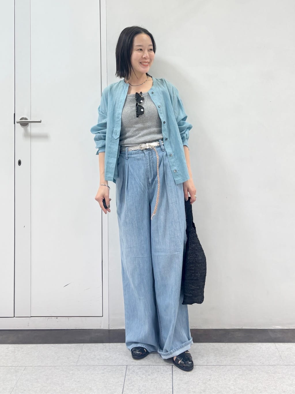 ヒューマンウーマンの夏の定番ラミーブラウスです。着ていることを忘れる程軽い素材感です。今から重ね着を楽しめ、真夏の一枚着にも、日除けとしてもおすすめです。新色のクリアなブルーが爽やかで、気分が上がります。