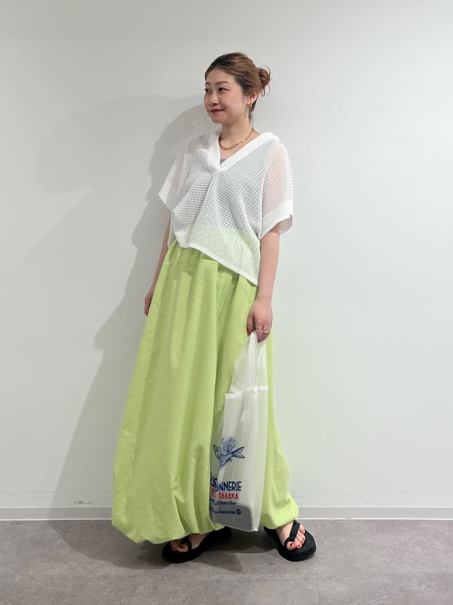 カラッとした非常にドライで清涼感のある素材です。肌離れも良く、風通しも良いため夏も着やすいニット◎
私物のグレーのタンクトップをインナーに着用していますが、ヘルシーで涼し気な透け感もポイントです。