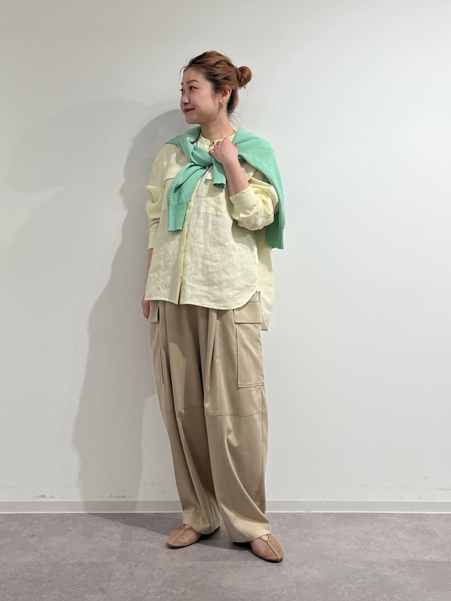 麻らしいナチュラルな風合いと、ややコシがありドライタッチなので取り入れるだけでシーズンムードを高めてくれる一枚。着ていくうちに柔らかくなり着心地の良さが増していくところが魅力的◎
薄過ぎずゆったりしているのでインナー次第で春から夏まで活躍します。