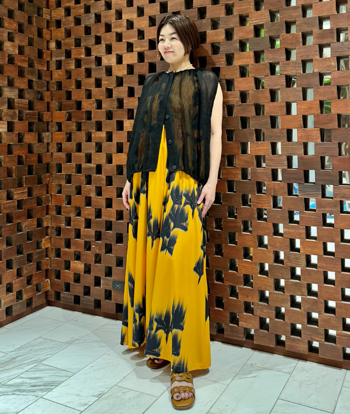 サンセットに浮かぶお花のシルエットをイメージしたロングドレス。夏を感じさせる鮮やかなカラーにリゾートムード高まります。潔く一枚で着るのはもちろんのこと、タウンユースではジレを羽織ってモダンに着こなして。ブラックで引き締めればグッとシックな印象に。

ワンピース：着用サイズ/2(M)
ジレ：着用サイズ/2(M)
身長:160cm