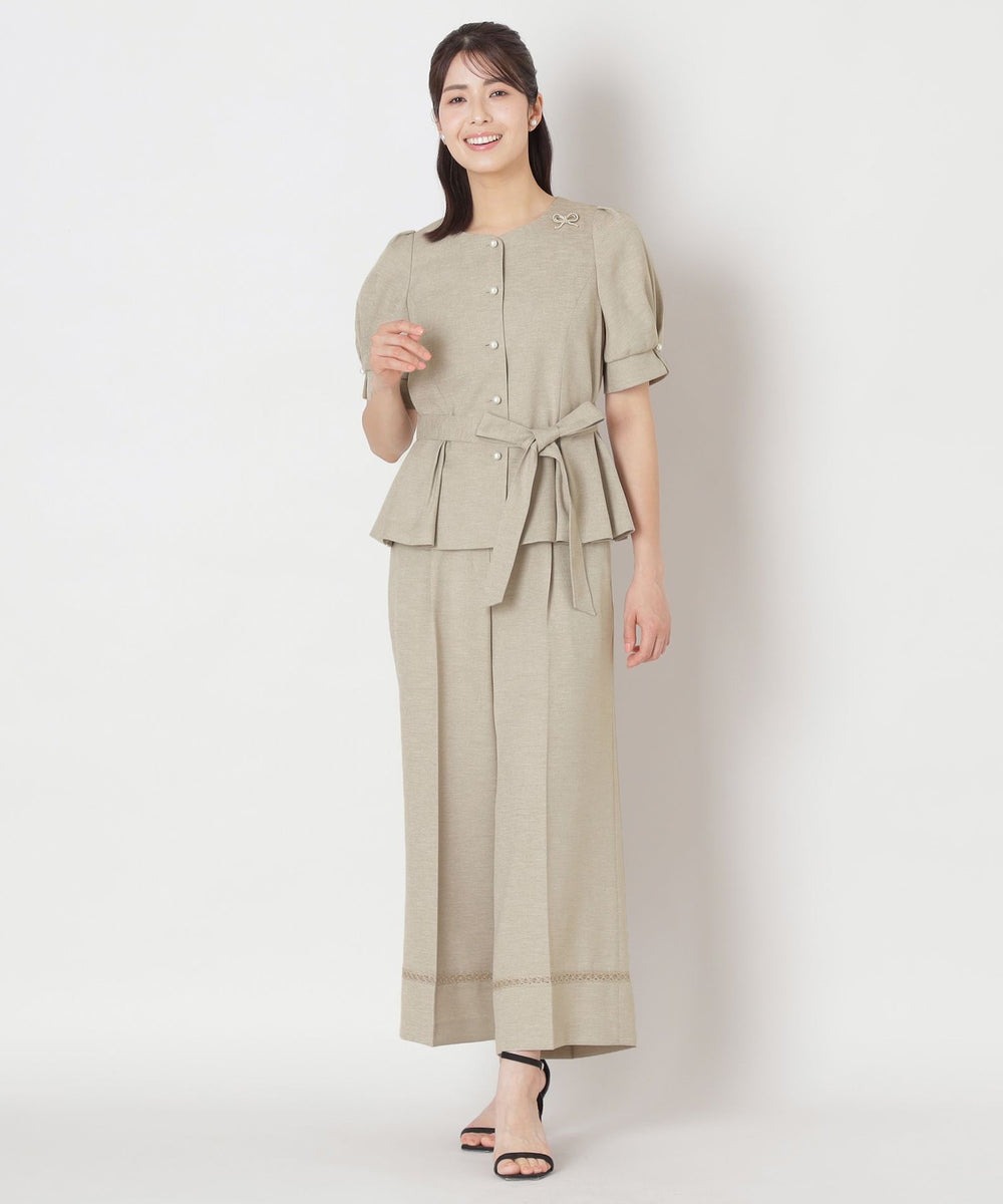 ジャケットのウエストには切り替えを入れ、さらにタックを施すことで腰まわりにふんわりとした立体感を表現しながらウエストを細く見せるシルエットに仕上げています。またリボンベルトでウエストの絞り具合を調整可能。リボンを結べば、より華やかなブラウスジャケットとしてお楽しみいただけます。