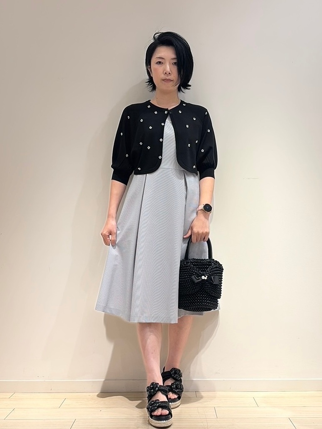 爽やかなブルーのワンピースは黒のアイテムをプラスして、クールな印象に。 重くならない様にボレロがオススメです。【モデル身長：164cm】