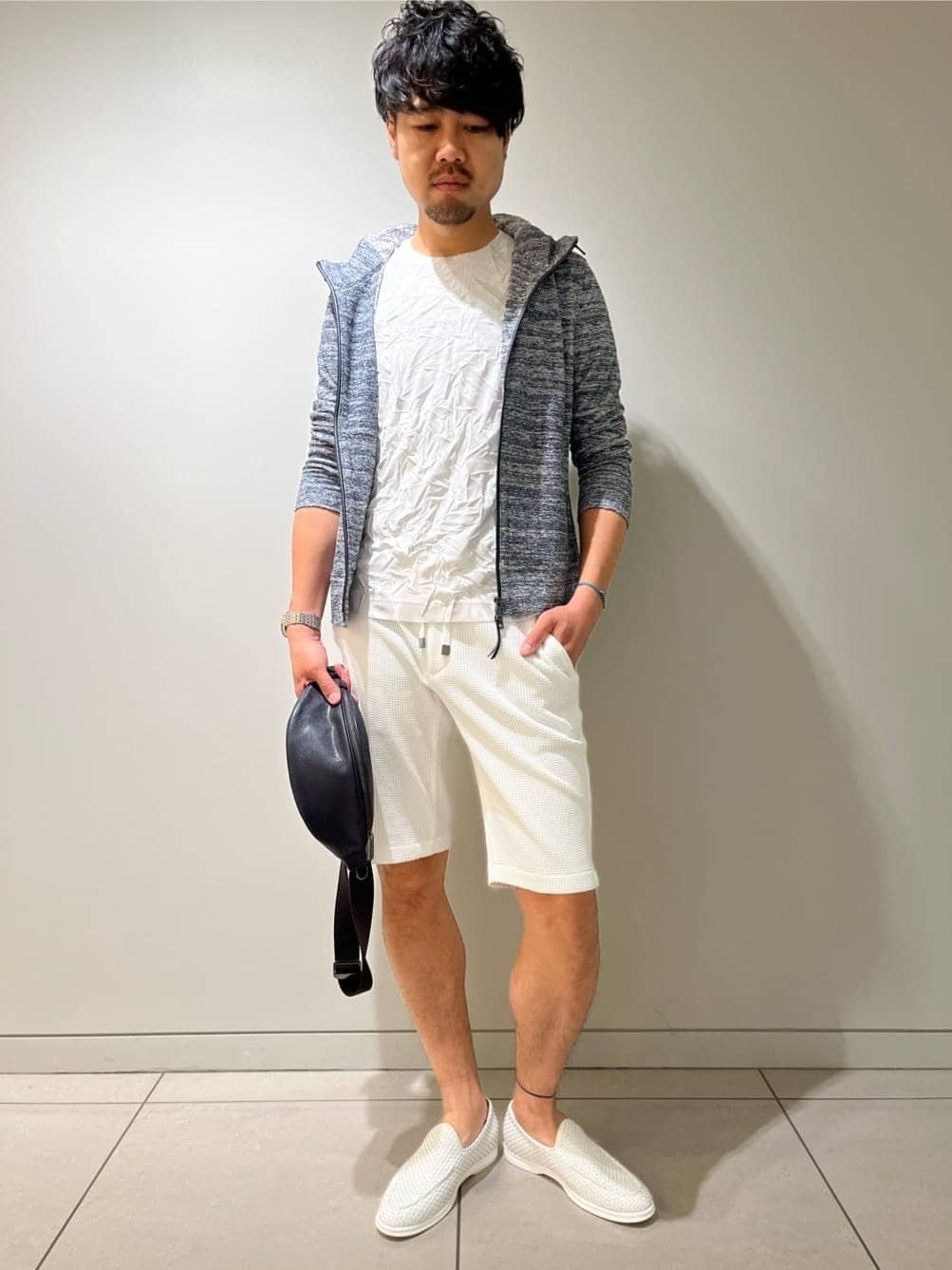 ネイビー×ホワイトの霜降り柄のサマーパーカをホワイトのショーツを合わせたマリンリゾート感溢れるコーディネートのご提案。着心地の清涼感と伸縮性は抜群で他にはないデザインが目を惹きます。 ショートパンツはワッフルジャージ素材のモチっとした風合いと、しなやかなストレッチ性、キックバックの良さからくる心地よいフィット感が特殊です。【モデル身長：180cm】