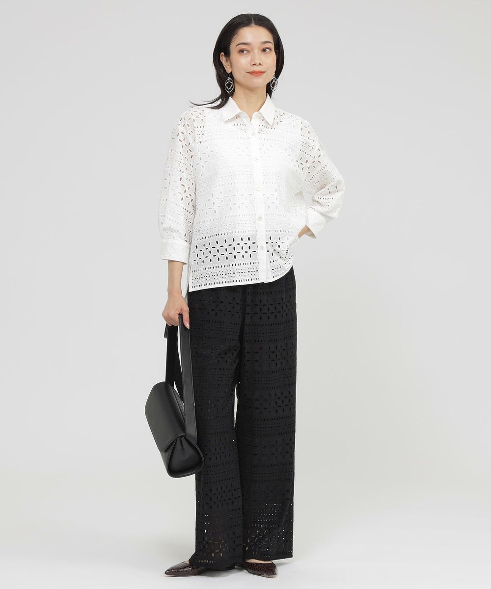 軽く羽織れるショート丈のブラウス。後ろは少し長めなので、安心感もある万能アイテムです。後ろの方へボリュームが広がるように、タックの方向や分量を工夫した袖がポイントです。柄部分が透けるので、インナーで色を合わせていただくコーディネートもおすすめです。【モデル身長：166cm】