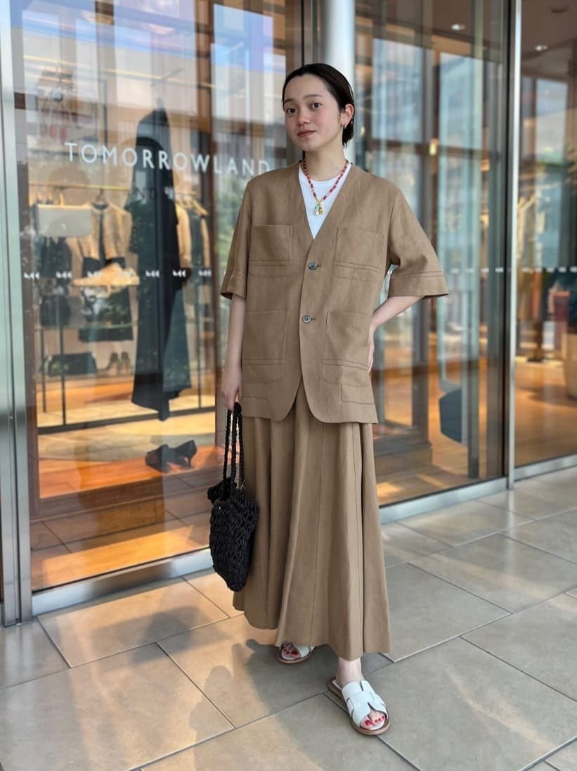 身長156㎝　〈GALERIE VIE〉特殊な加工でシワになりにくく、適度なハリ感を持たせたフレンチリネンシリーズ。ジャケットとスカートでセットアップで着ることで決まるアイテムです。
ジャケットの後ろ姿のカッティングが綺麗なデザインです。