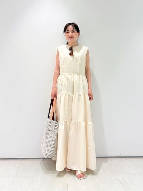 ○タイプライターティアードワンピース
着用サイズ / 1

ギャザーデザインが可愛いワンピース。
程良い張り感のあるポリエステル素材で、
とても軽くストレスフリーな着心地です。
上半身部分はすっきりですがボディラインを拾わず、
スカート部分は裾に向かって綺麗に広がります。
全体的に広がり過ぎず落ち感のあるデザインなので、
甘さが苦手な方にも着ていただきやすいです。
切り替えの幅が裾に向かうにつれて太くなっており、
ウエスト周りを細く着痩せして見せてくれます。
スタイルアップ効果も◎
夏に一枚でリラックス感のある着こなしも素敵で、
カーディガンやシャツ、ジャケットなどを合わせて
春秋も楽しめる一枚です。
ベージュは濃い色のインナーを着ると薄っすら透けます。
(ペチコート付き)
レッド、ネイビーは透けはほとんど気になりません。
ご自宅でお手入れ可能です。

スタッフ身長　146㎝