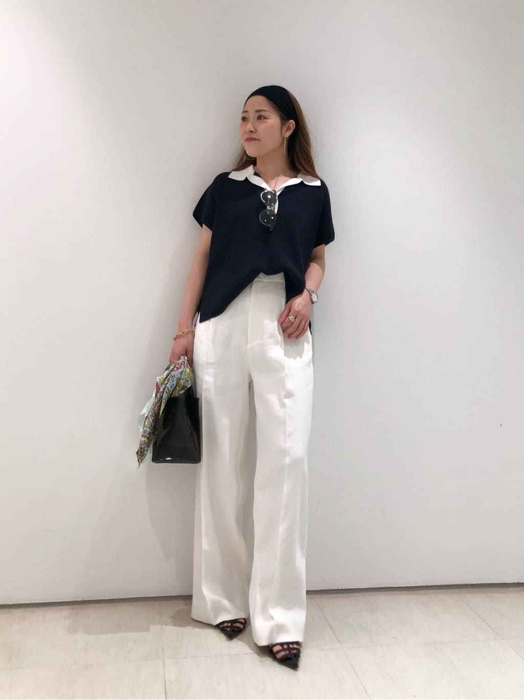 ・サマーラガーシャツ
人気のラガーシャツが春夏も登場
ネックの開きを調整して着ていただける2WAY仕様にアップデート！
ボタンを閉じたまま程よい開きで着たり、ボタンを開けて少し後ろに抜いて着ていただくのもおすすめです。
二の腕を気にせず着れるアームレット型も嬉しいポイント。
長すぎず短すぎない絶妙な丈感なので、ボトムスによってインアウトどちらでもバランスよく着ていただけます。
接触冷感素材でこれからの時期に重宝すること間違いなしのおすすめトップスです！
※手洗い可能

・NALYAストレッチパンツ(010サイズ着用)
スタイルアップして見せてくれる美シルエットパンツ！
落ち感のあるスッキリとしたストレートシルエットです。
ワンタックでお腹周りが気になりにくく、センタープレスで脚長効果も。
イタリアの生地メーカー"NALYA(ナリア)"の麻の割合が多い素材を使用しており、高級感があり履くだけでおしゃれな印象に仕上げてくれます。
カジュアルからキレイめまで幅広いスタイリングに合わせたいおすすめのパンツです！
同素材のハーフスリーブジャケットやアシメキャミブラウスとセットアップで着ていただくスタイリングもおすすめです。
※ウエストは調節して履いております。

スタッフ身長　151㎝