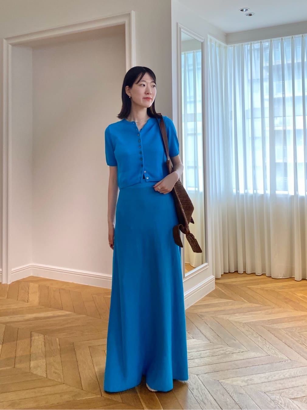 ・ハイゲージペーパーヤーンカーディガン

トレンド素材のペーパーヤーンを使用したカーディガン。
夏にぴったりなハイゲージでニットですが快適に着用できます。
伸縮性も高く着心地も良いです◎
前ボタンを留めて一枚着でも
カーディガンで羽織としても使えます。
セットアップのスカートとお召しいただくとよりオシャレ感を演出してくれます。

・ハイゲージペーパーヤーンフレアスカート
カーディガンと同様素材を使用したフレアスカート。
ウエストから裾に向かってフレアになっているので脚のラインを気にせずにお召しいただけます。
ウエストはスッキリしたシルエットですがゴムなので安心◎
同素材のカーディガンと合わせると◎
Tシャツをアウトスタイルでお召しいただくとよりカジュアルな着こなしでお召しいただけます。

※スカートはサンプル丈になります。

スタッフ身長　175㎝