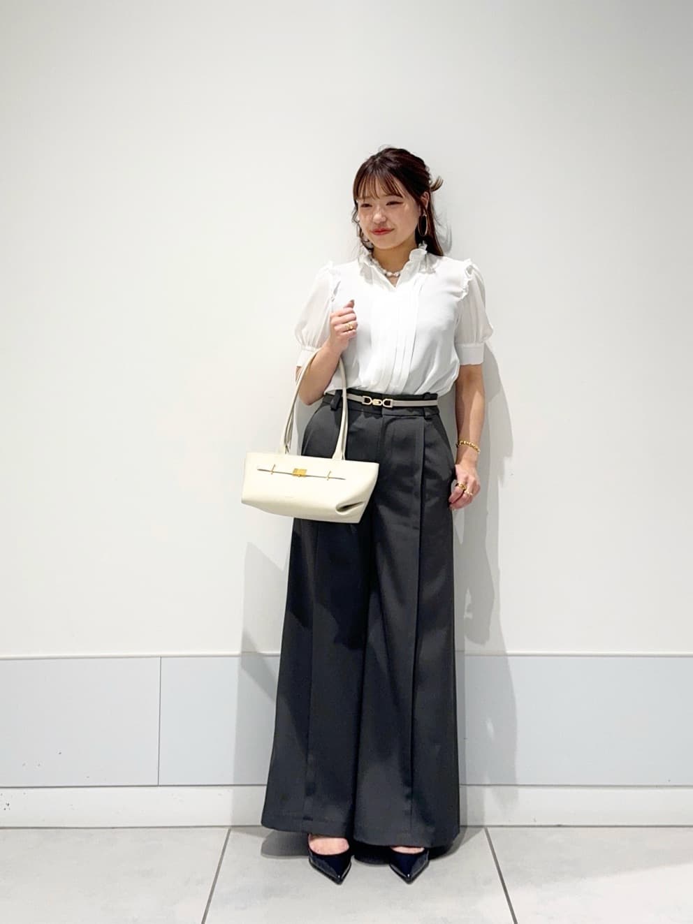 ・アムンゼンプチフリルブラウス

着用サイズ / 2(FREE)

シワになりにくい万能とろみブラウス。

甘くなり過ぎないフリルとスリーブの立体感で
ご通勤にもお使いいただきやすいブラウスです。

肩周りのフリルの切り返しは
肩を華奢に見せてくれるように感じ、
嬉しいポイントでした◎

日常遣いにぴったりなイージーケアも魅力。
お仕事のジャケットインナーとしても
スタンドのネックラインがとても綺麗なため
おすすめです!!

シンプルにデニムと合わせるだけでも
映えるおでかけ着にも◎

シーンの幅も広いおすすめブラウスです。

※ご自宅でお洗濯可能

・タックスティッチワイドパンツ

着用サイズ / 2

美シルエットロングパンツ

フロントのタックスティッチが
足をスッキリと長く綺麗に見せてくれます◎
立体感の出るタックではないため、
パンツのタックデザインが苦手な方も
腰回りに膨らみが出ることなくとてもスッキリ
お使いいただけます。

適度なハリ感と落ちのある生地で
身体の肉感を拾わずに綺麗です◎

シワになりにくいツイル素材で
イージケアな夏場に嬉しいアイテム。

ホワイトのみ裏地付きです。

※ご自宅でお洗濯可能

スタッフ身長　159㎝