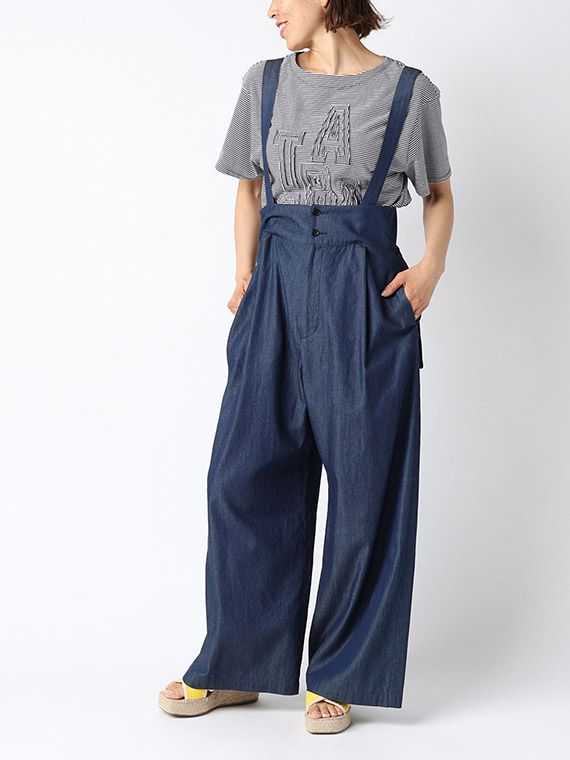 スタイリングの主役になる薄手デニムのサスペンダー付きのワイドパンツは、それだけで存在感抜群です！【タバサ】ロゴの入った細ボーダーTシャツと合わせたコーディネートです。
モデル身長：162cm