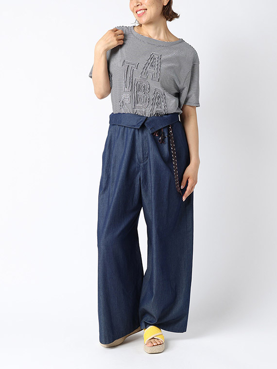 こちらは同じパンツからサスペンダーをはずしたコーディネートです。お手持ちのベルトを使ってウエストを折り返し、こなれた雰囲気で着こなしました。
モデル身長：162cm