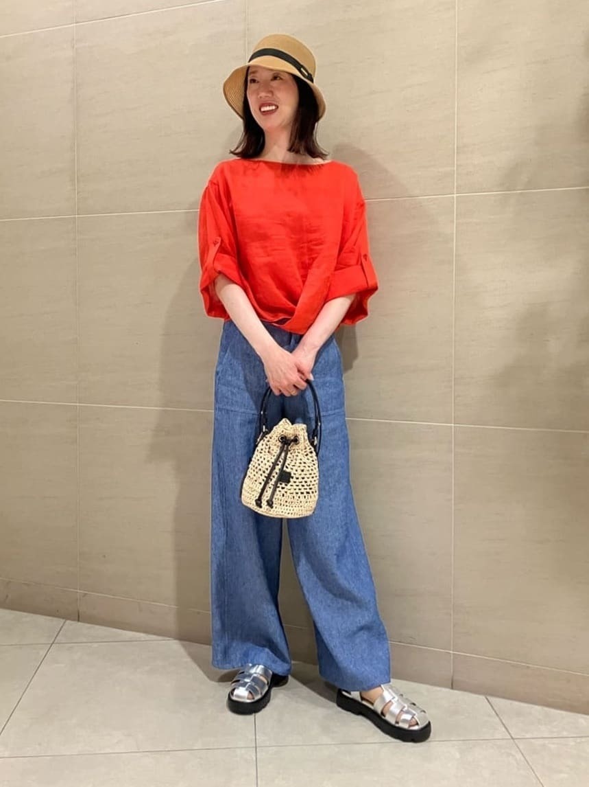 サラッとしていて透け感のあるブラウスは様々な着方をしていただけるマルチウェイです。両脇にボタンが付いているので留めていただくとカシュクール風に、前後でも着用していただけます。スカートとのコーディネートもオススメです。クロップドワイドパンツはデニム風で色目がオシャレです。【モデル身長：168cm】