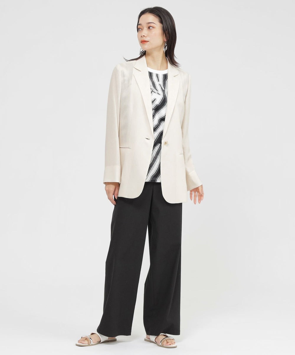 KRIZIAのシャープでマスキュリンなイタリアンファッションを表現したテーラージャケットです。素材の良さとシルエットの美しさに拘ったシャープなテーラーデザイン。メンズライクにパンツルックで楽しんでいただくのはもちろんスカート合わせで大人なシャープなルックもおすすめです。