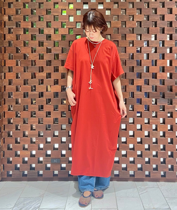 立体的なカッティングとパターンで構築的なシルエットに仕上げたカットソーワンピース。後ろから包み込まれるようなデザインがポイントで一枚で決まります。しなやかな生地感がカジュアルになりすぎず普段使いはもちろん、小物次第でお出かけにも◎デニムなどパンツをレイヤードするのもおすすめ。

ワンピース：着用サイズ/2(M)
パンツ：着用サイズ/2(M)
身長:164cm