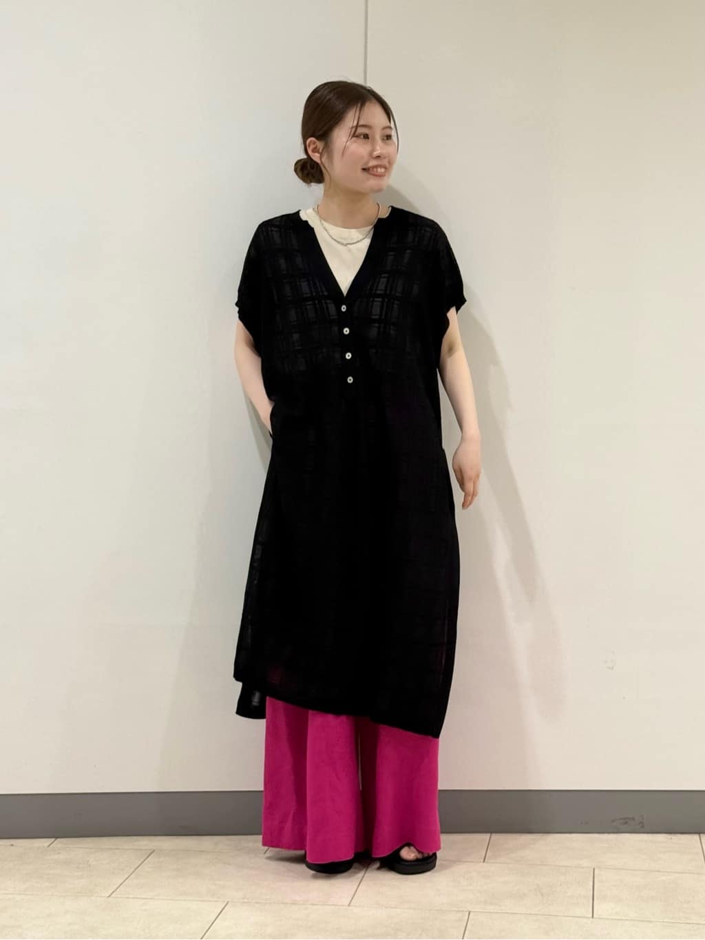 スリットが深いので足捌きもよく、ロングジレのような雰囲気で着られます。合わせるアイテムも、パンツだけでなく、ロングスカートやキャミワンピなどでもおしゃれに着こなせます。
