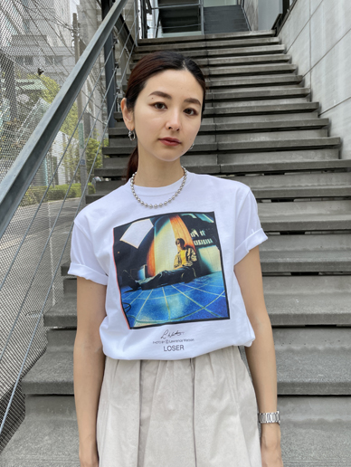 身長：168cm
着用サイズ：XS

ユニセックスでほどよくゆとりのあるシルエット。
大人らしく着こなせるプリントTシャツで華やかがプラス。