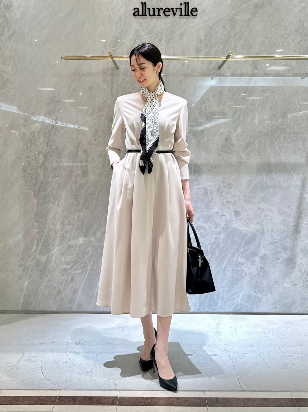 ストレッチの効いた着心地と
フィットアンドフレアのシルエットの綺麗さが
良いとこどりのワンピースです。
薄手のサラッとした生地感で、長袖なところも
気温差のある春に一枚で活躍してくれます。
シンプルなデザインがジャケット合わせや
スニーカーでも、テイストにとらわれず着回せます◎