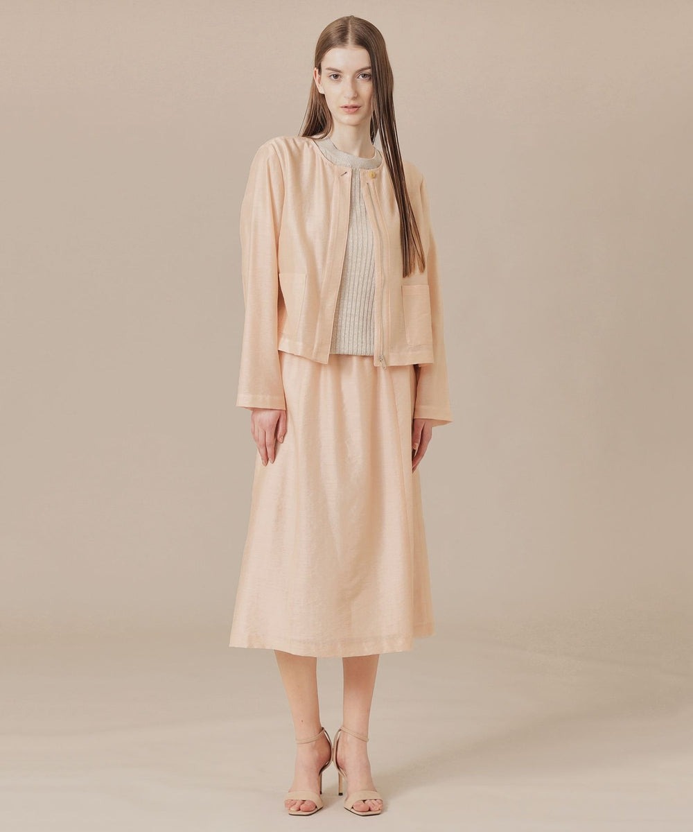 きちんと感がありつつも、フロントジップやパッチポケットでほど良くカジュアル感をプラスしたジャケットです。カーディガン感覚でラフに羽織れ、オンオフ問わず幅広いスタイリングで活躍するアイテムです。裏地なしです。