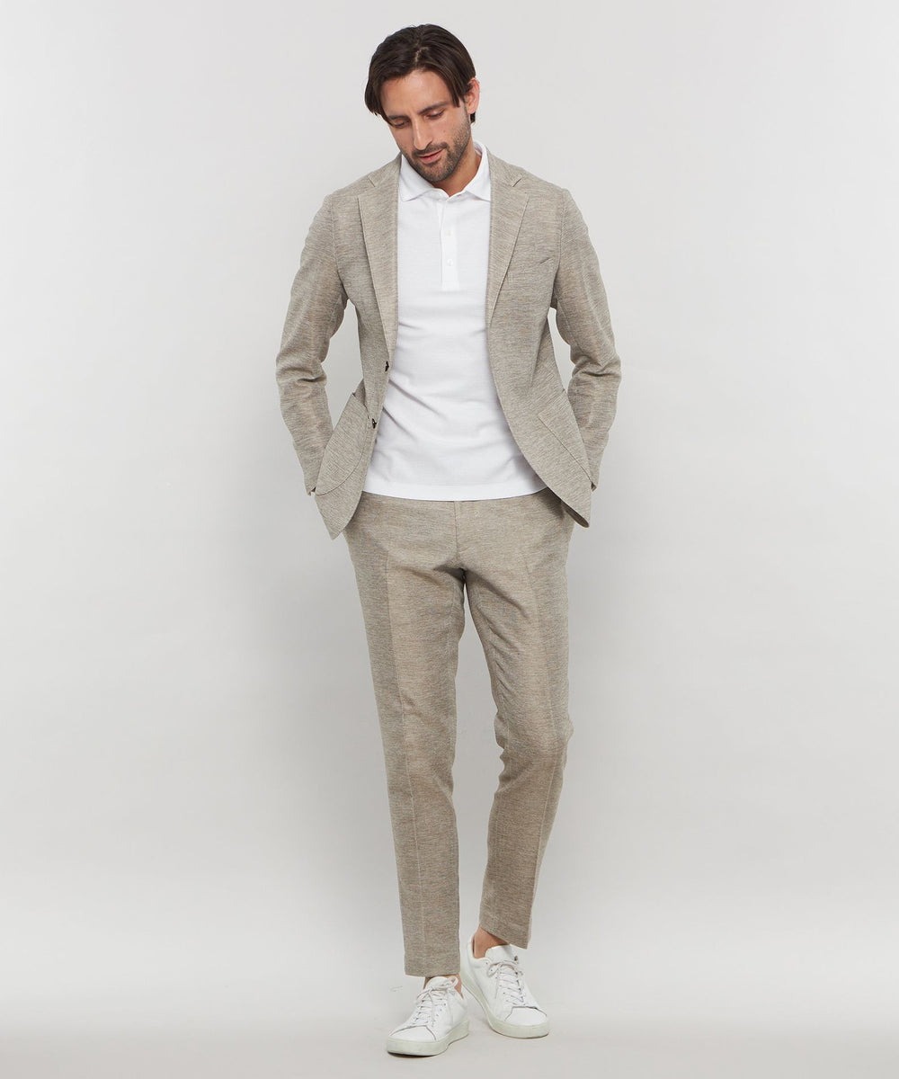 機能性を追求した「Breasy Jacket」シリーズ。芯材等の内容物を極力排し、軽快さを意識した型紙構成によるリラックスしたシルエットが特徴のジャケットです。旅行や会食等、上質を知る大人の為の様々なシーンに華を添えます。