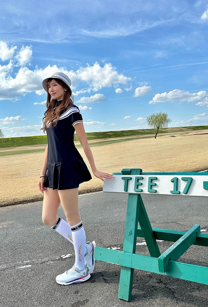 プレー中でも洗練された女性らしさを演出
プリーツワンピース