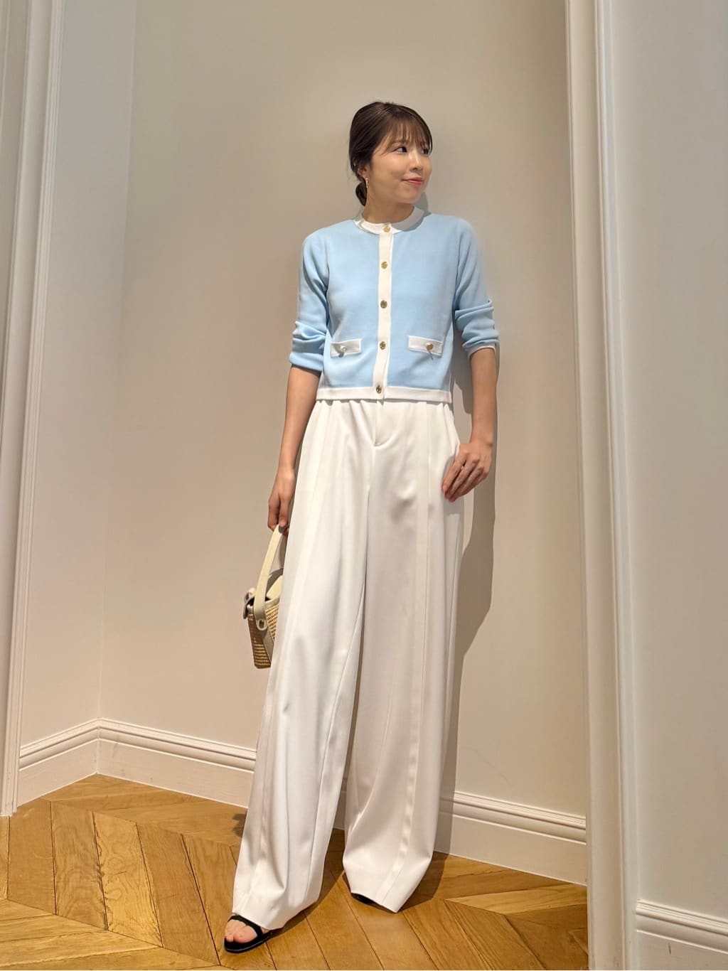 ◇【LOULOU WILLOUGHBY】バイカラーコンパクトカーディガン

人気シリーズの新色です。
シャリっとした素材感なので夏の冷房、日除けにもお使いいただけます。
プルオーバーとしてもお使いいただけ一枚持っていると着回しでき、ヘビロテ確定です！

お洗濯していただいても毛玉が出来にくく、よれにくい長持ち素材◎
色々な色で登場しているので2〜3色お持ちのお客様も多い商品でとってもおすすめです！

〇着用感
透け感：なし
伸縮性：あり
光沢感：なし
厚さ：普通
※手洗い可能

【タックステッチワイドパンツ】

サイズ感はゆったりですがフロントのタックのデザインで足長効果があり細見えするセミワイド。
股上深め、ウエストベルト太めなのでタックインしていただくとすっきり着ていただけます。
ベーシックなデザインで、色々なトップスに合わせていただけます◎
素材感は厚すぎず薄すぎずで通年ご使用いただけます。
白でも透けづらく挑戦しやすいです！

※サンプルの着用の為、実際の丈よりも長い仕様になっております

〇着用感
透け感：なし
伸縮性：なし
光沢感：なし
厚さ：しっかりめ
ポケット:あり

スタッフ身長　157㎝